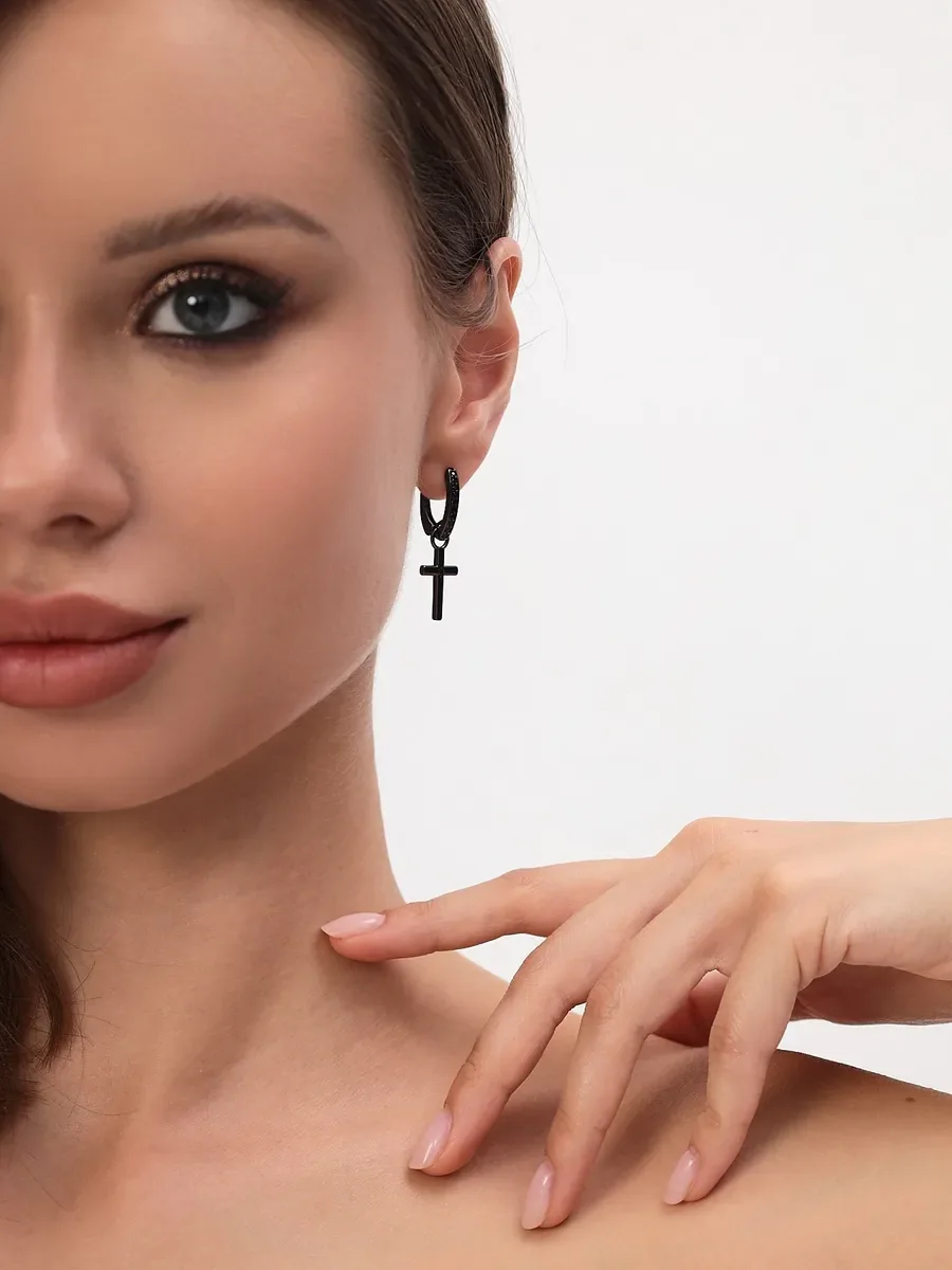 Серьги кресты чёрные со стразами — фотография 2