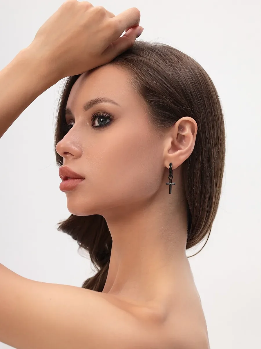 Серьги кресты чёрные со стразами — фотография 6