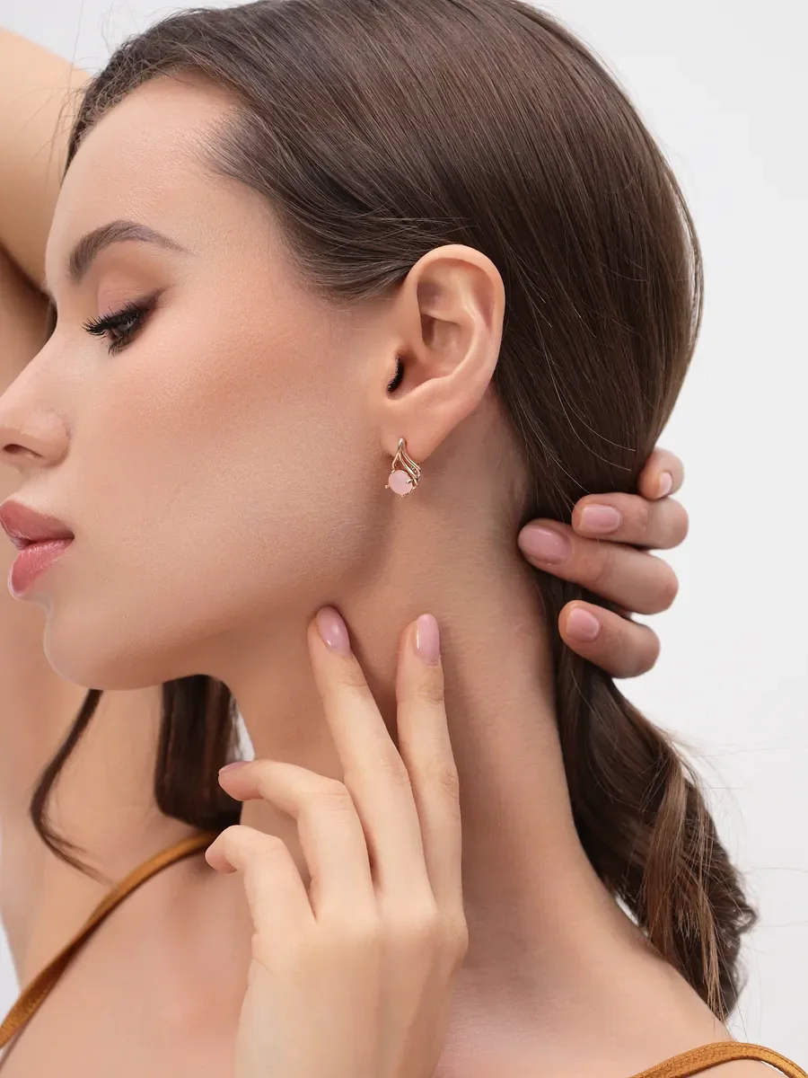 Серьги бижутерные висячие с розовым камнем — фотография 6