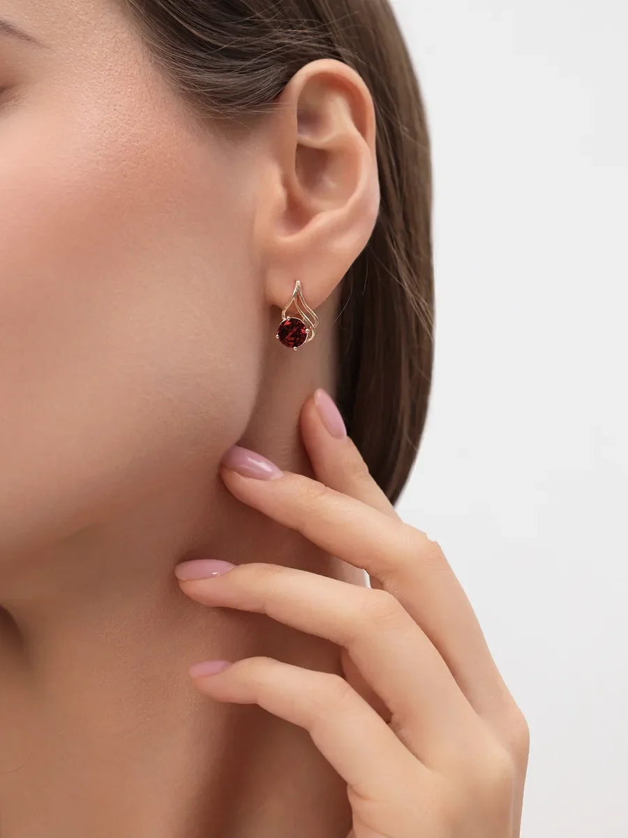 Серьги бижутерные висячие с красным камнем — фотография 2