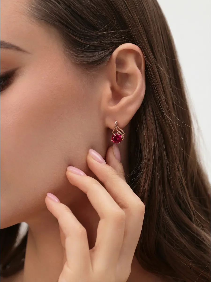 Серьги бижутерные висячие с малиновым камнем — фотография 2